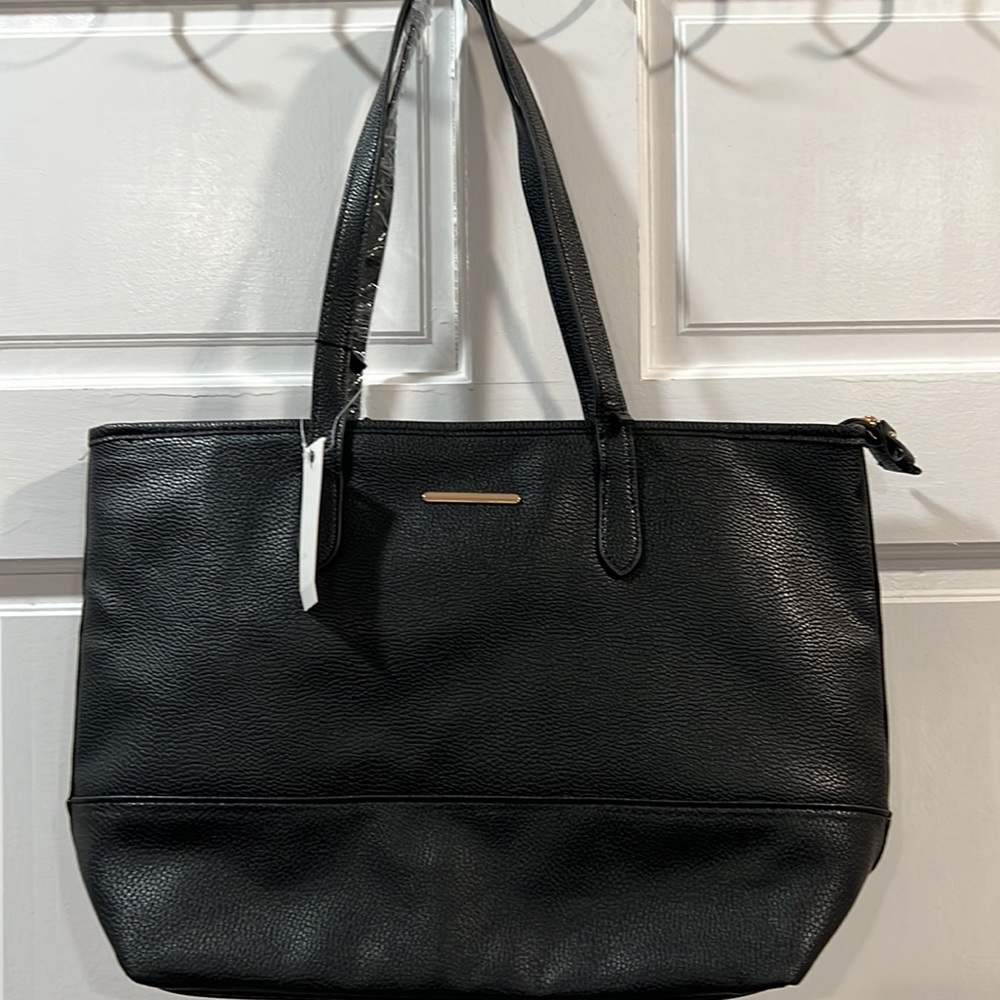NWT this purse has it all comes w/wallet and wristlet that convert toCrossbody